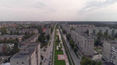 Dokuz katlı sonbahar şehrinin havadan görünüşü. Geniş, geniş bir cadde. Arabalar sürüyor. Güneşli bir gün. Rusya, En İyi Şehir