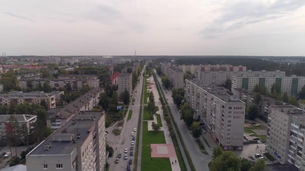 층짜리 건물이 도시의 차들이 운전하고 있어요 러시아 — 비디오