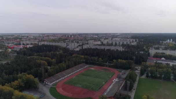 Luftaufnahme Von Fußballstadien Mit Achtzehn Langweiligen Hohen Wohnhäusern Und Gelb — Stockvideo