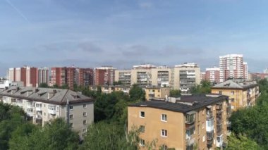 Eski panellerin ve yerleşim alanındaki yeni binaların havadan görüntüsü. Şehir göletinin dışında. Güneşli bir yaz günü. Kamera yükseliyor.