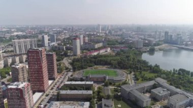 Yaz güneşli bir günde, Ekaterinburg şehrindeki Ural Eyalet Taşımacılık Üniversitesi 'nin yanındaki stadyum. Hava Görünümü