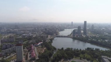 Rusya 'nın Ekaterinburg şehrindeki Iset Nehri' nin havadan görünüşü. Yaz güneşli bir gün. Şehrin üzerinde sis var.