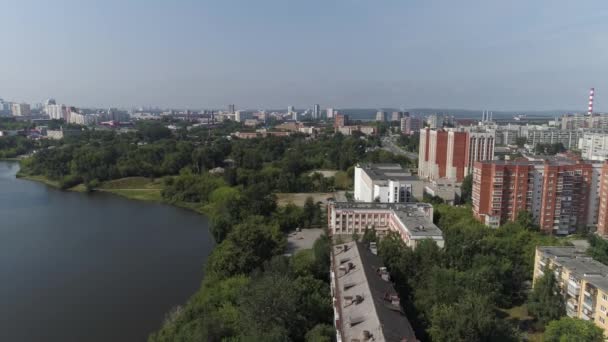 Flygfoto Över Bostadsområde Med Gamla Sovjetiska Ryska Höghus Intill Floden — Stockvideo