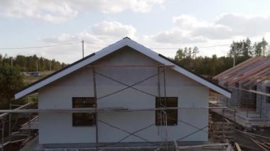 İnşaat alanının havadan görüntüsü. Sıva kaplı köpük bloklama evinin nasıl inşa edildiğini görebilirsiniz. Evin çatısı metalden yapılmıştır.