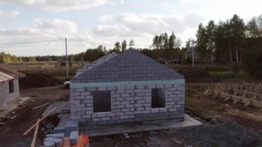 İnşaat alanının havadan görüntüsü. Köpük bloklu binaların inşaatını görebilirsiniz. Nerdeyse bitmiş olan evler, çatısı, duvarları ve temeli olmayan evler.