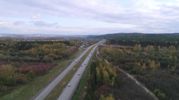 Foto Zie Auto Snelweg Rijden Weg Loopt Door Het Herfstbos — Stockvideo