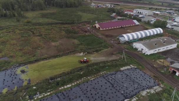 Luftfoto Traktor Droppe Grøn Silo Gård Landsbyen Med Mange Cowsheds – Stock-video