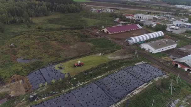 Luftfoto Traktor Droppe Grøn Silo Gård Landsbyen Med Mange Cowsheds – Stock-video