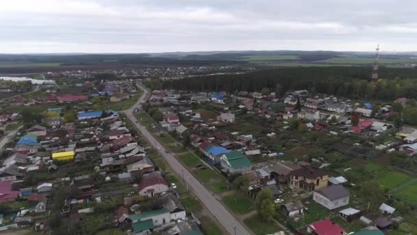 Білий Пасажирський Автомобіль Їде Головній Вулиці Села Вид Повітря Селі — стокове відео