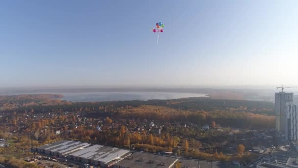 Kleurrijke Ballonnen Vliegen Zonnige Herfststad Luchtfoto — Stockvideo