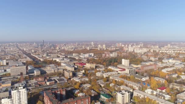 Fotografia Aérea Panorama Cidade Outono Com Tráfego Casas Antigas Modernas — Vídeo de Stock