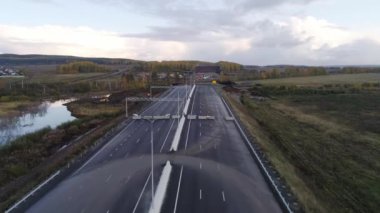 Otobanın havadan görünüşü. Asfaltlı bölüm sona eriyor ve yapım aşamasındaki yol kesimi başlıyor. Orman ve tarlalardan geçiyor. İkamet alanına yakın.