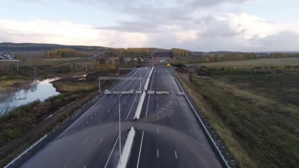 Flygfoto Över Highway Den Asfalterade Delen Slutar Och Den Vägsträcka — Stockvideo