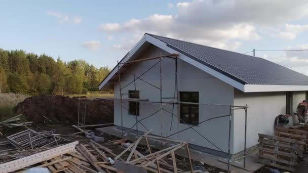 Luchtfoto Van Bouwplaats Kunt Zien Hoe Arbeiders Het Schuimblokhuis Pleisteren — Stockvideo