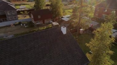 Evin çatısı, bacalı yumuşak fayanslardan yapılmış. Güzel bir mahalledeki yeni modern 2 katlı yazlık ev. Ağaçlar ve çimenler toprakta yetişir.