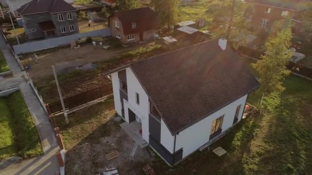 Drone Shot Nya Moderna Bostadshus Stuga Ett Trevligt Område Taket — Stockvideo