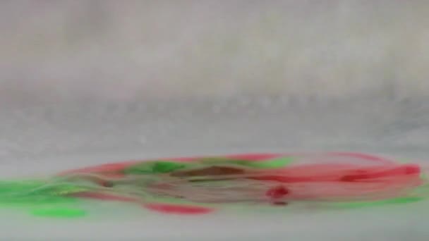 Gotas vermelhas drropped em cores misturadas — Vídeo de Stock
