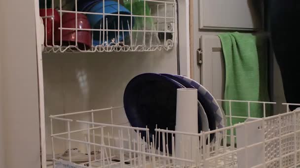 Filling dishwasher timelaspe — Stock Video