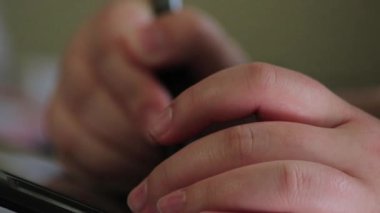 Tablet üzerinde çizim eller