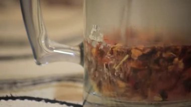 sıcak su dökme çay yaprakları