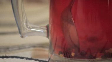 Işık kırmızı çay karıştırılır