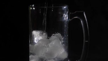 buz küpleri üzerinden dökülen su