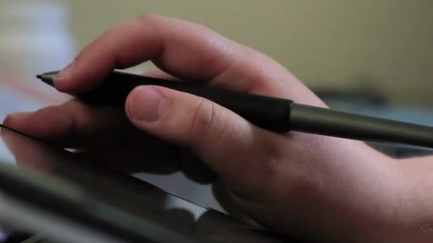 Close-up van de hand holkding stylus — Stockvideo