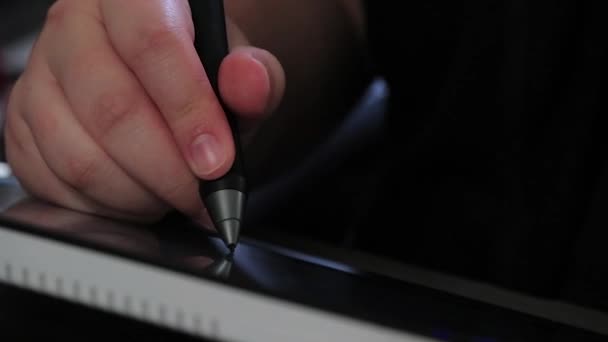 Trabajar con una tableta y un lápiz — Vídeos de Stock