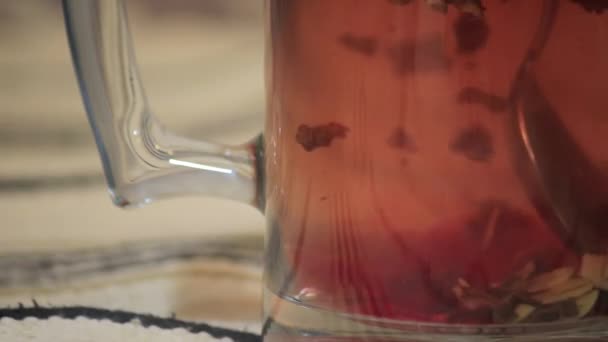 Folhas de chá soltas íngreme — Vídeo de Stock