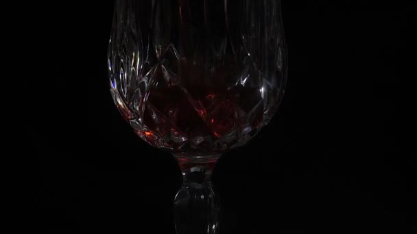 Vinho derramado em vidro — Vídeo de Stock