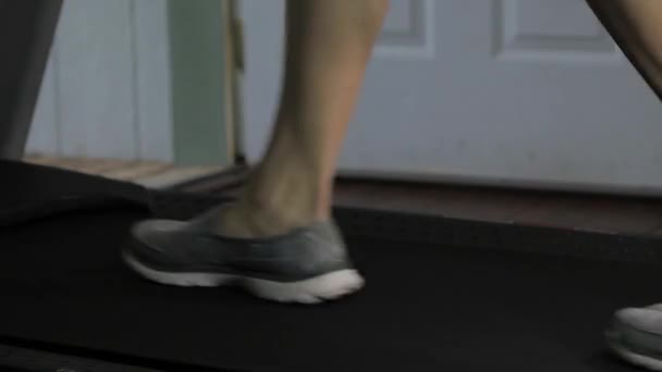 Chaussures sur le tapis roulant — Video