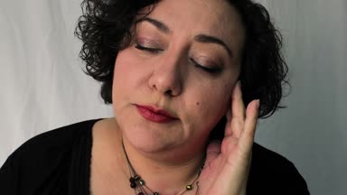 Orta yaş kadın baş ağrısı ile yakınlaştırma