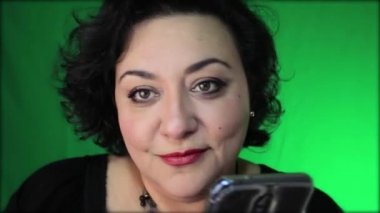 dans ve telefon tutarak gülümseyen latina kadın olgun