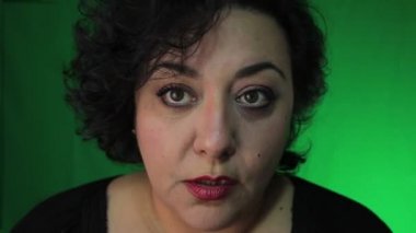 Olgun Latin kadınla gözlük koyar