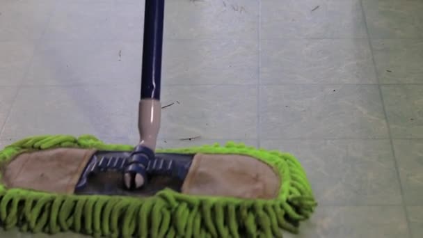 Dust mop op lenoleum — Stockvideo