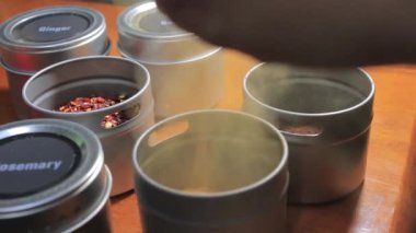 Pooring Baharat kavanoz içine