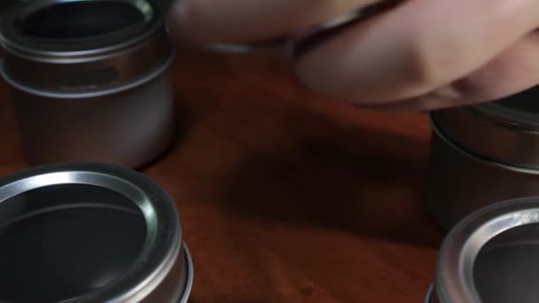 Getrocknetes Basilikum in Behälter gegossen — Stockvideo