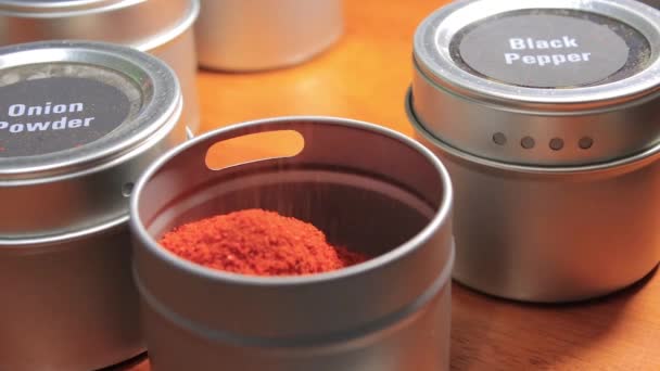 Red spice into tin — Stock Video