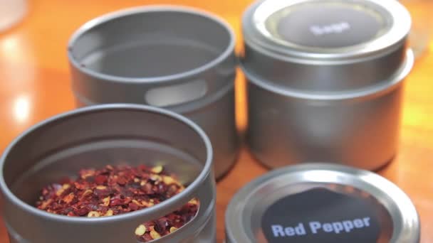 Specerijen aanbrengend labelled potten — Stockvideo