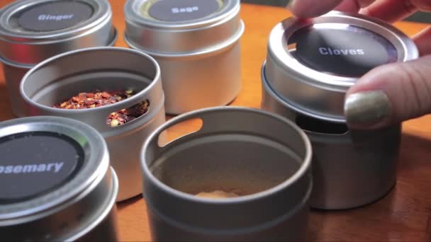Labelled deksels brengen spice potten — Stockvideo