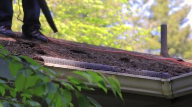 yaprak üfleyici ve ve çatı üzerinde ayakkabı