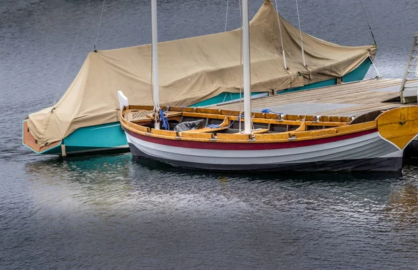 Kis, fából készült csónakok a reggeli fényben — Stock Fotó