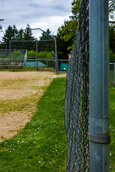 Clôture le long du terrain de baseball au parc — Photo
