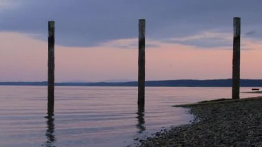 pembe okyanusta atılan kaya