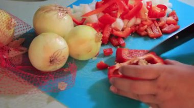 Kırmızı dolma biber dilimliyorum.