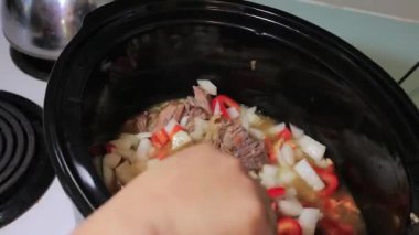 vegies ve domuz eti karıştırarak