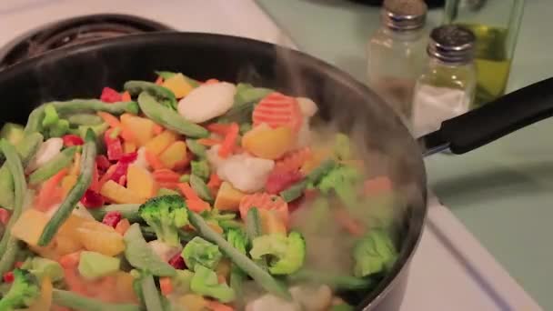 Dampende vegies in een pan — Stockvideo