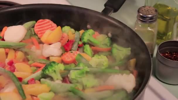 Приготовление замороженных овощей — стоковое видео
