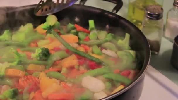 Abendessen mit Huhn und Gemüse — Stockvideo