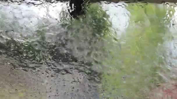 Wasser Und Seife Auf Scheiben Von Autowaschanlagen — Stockvideo